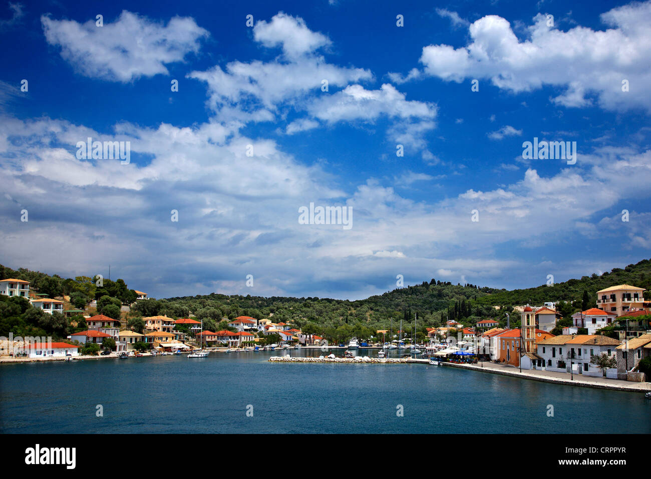 Il piccolo porto di Vathi village, Meganisi (isola di Lefkada Prefettura), Mare Ionio, Eptanisa, Grecia Foto Stock