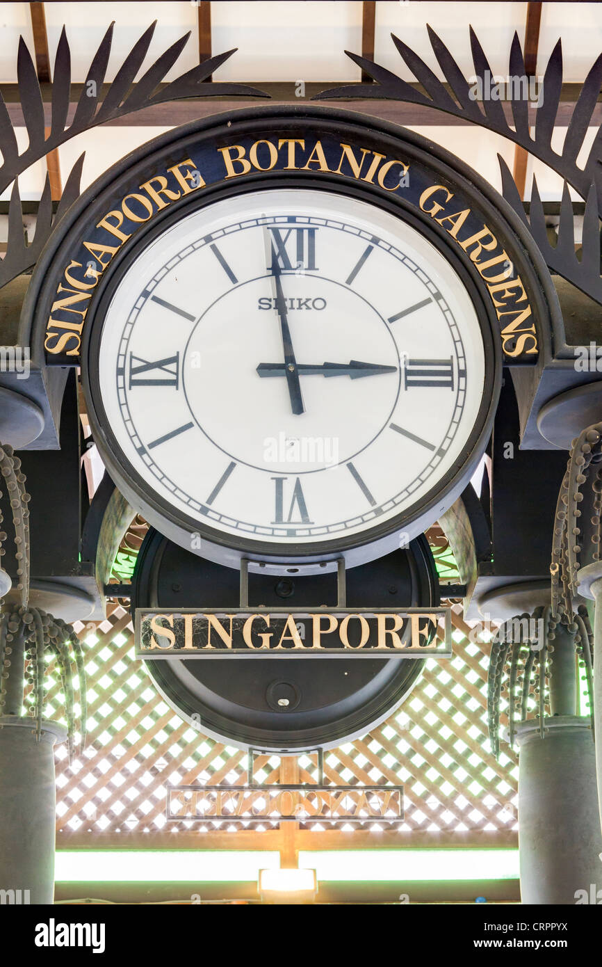 Il Sud Est asiatico, Singapore, i Giardini Botanici di Singapore, orologio ornata all'ingresso pavillion Foto Stock