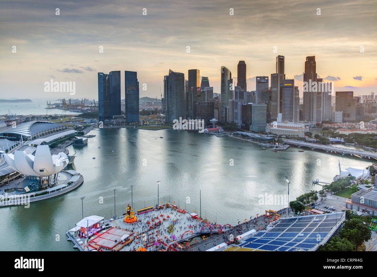 Vista in elevazione su Singapore City Centre e Marina Bay, Singapore, Sud-est asiatico Foto Stock