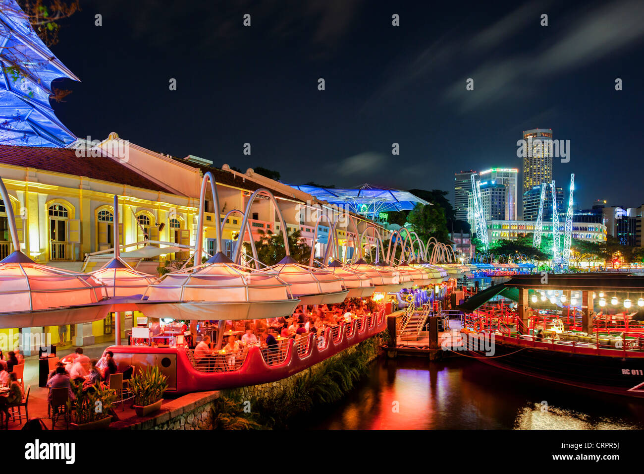 Il Sud Est asiatico, Singapore, il quartiere dei divertimenti di Clarke Quay, il fiume Singapore e dello skyline della città Foto Stock