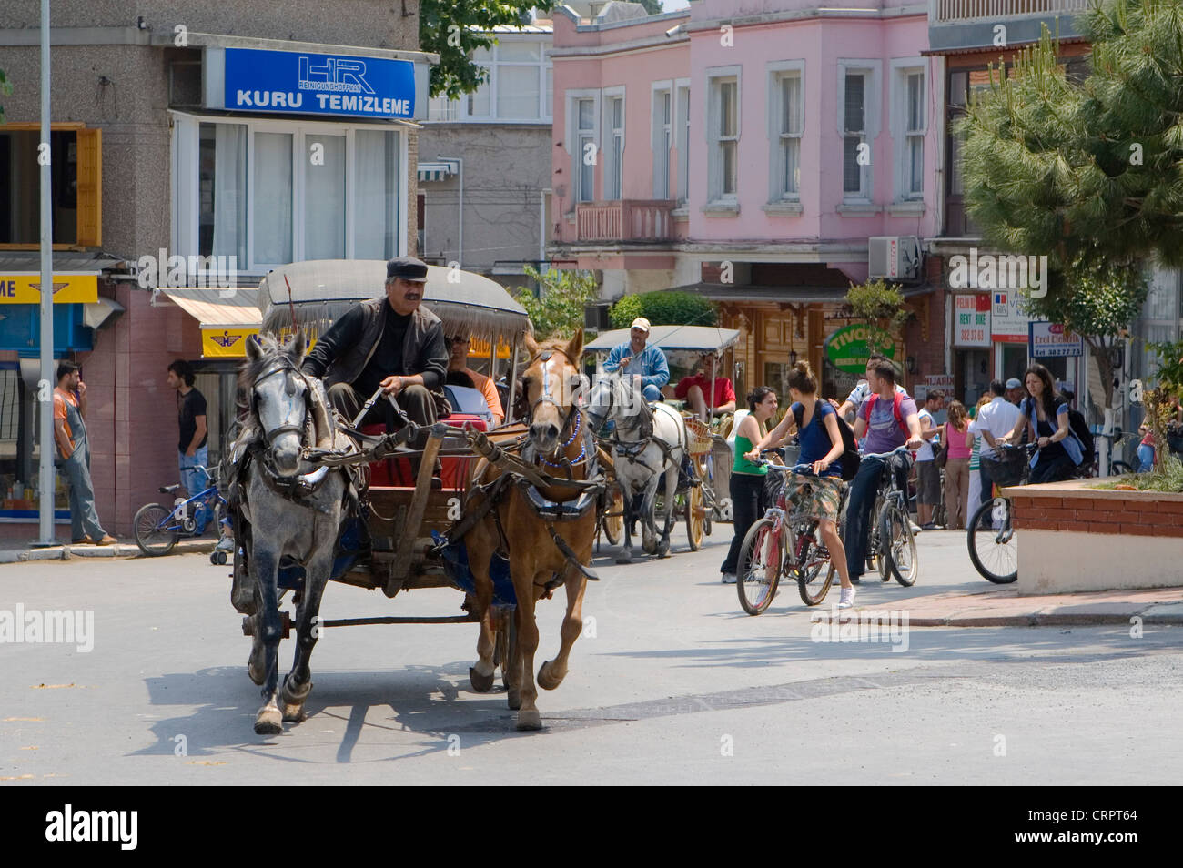 A cavallo il phaeton carrelli sono un popolare mezzo di ottenere intorno al veicolo-free Büyükada, Princes' Isole, Istanbul Foto Stock