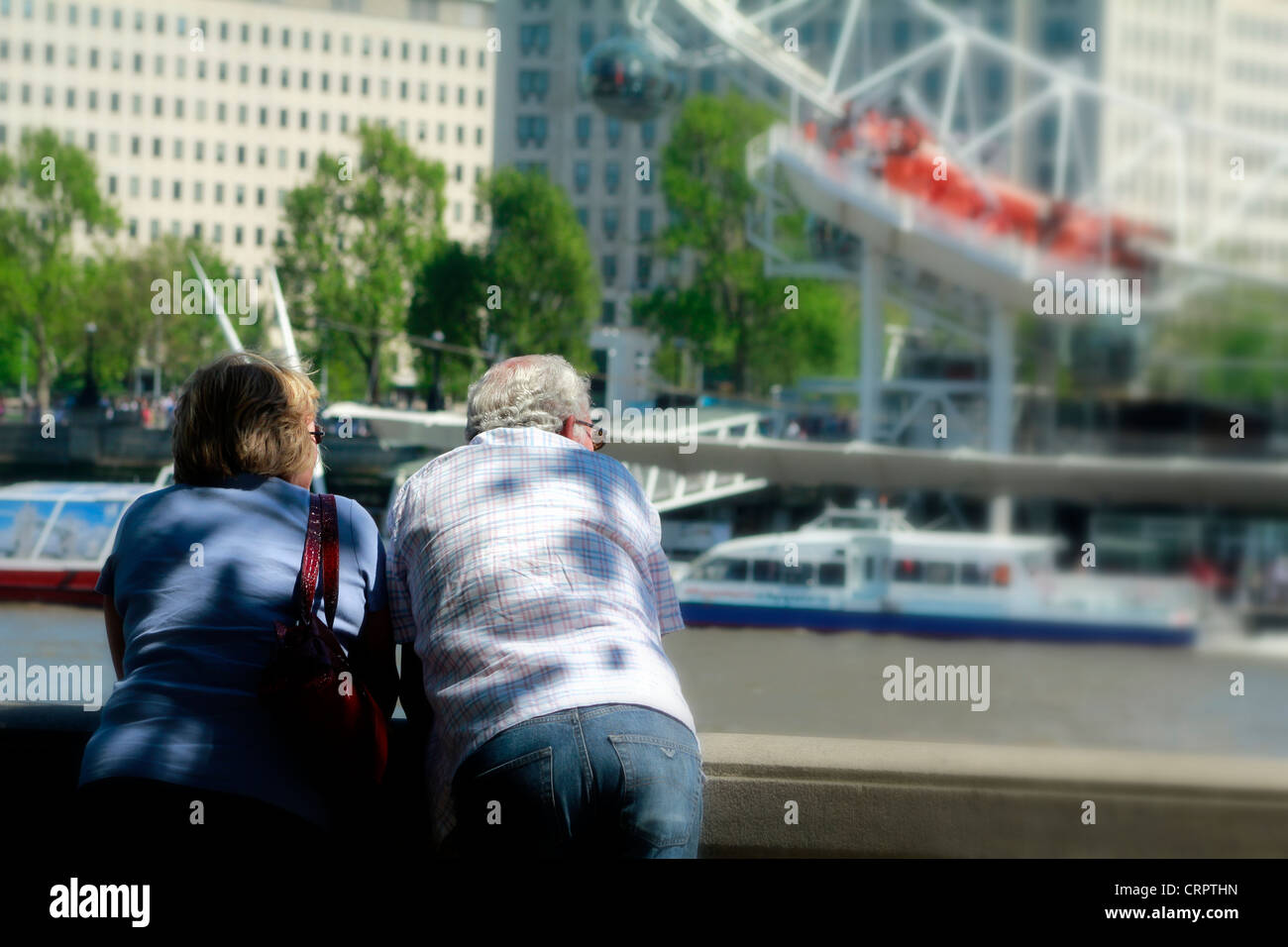 Coppia senior assieme, guardando il Tamigi. London Eye in background. Foto Stock