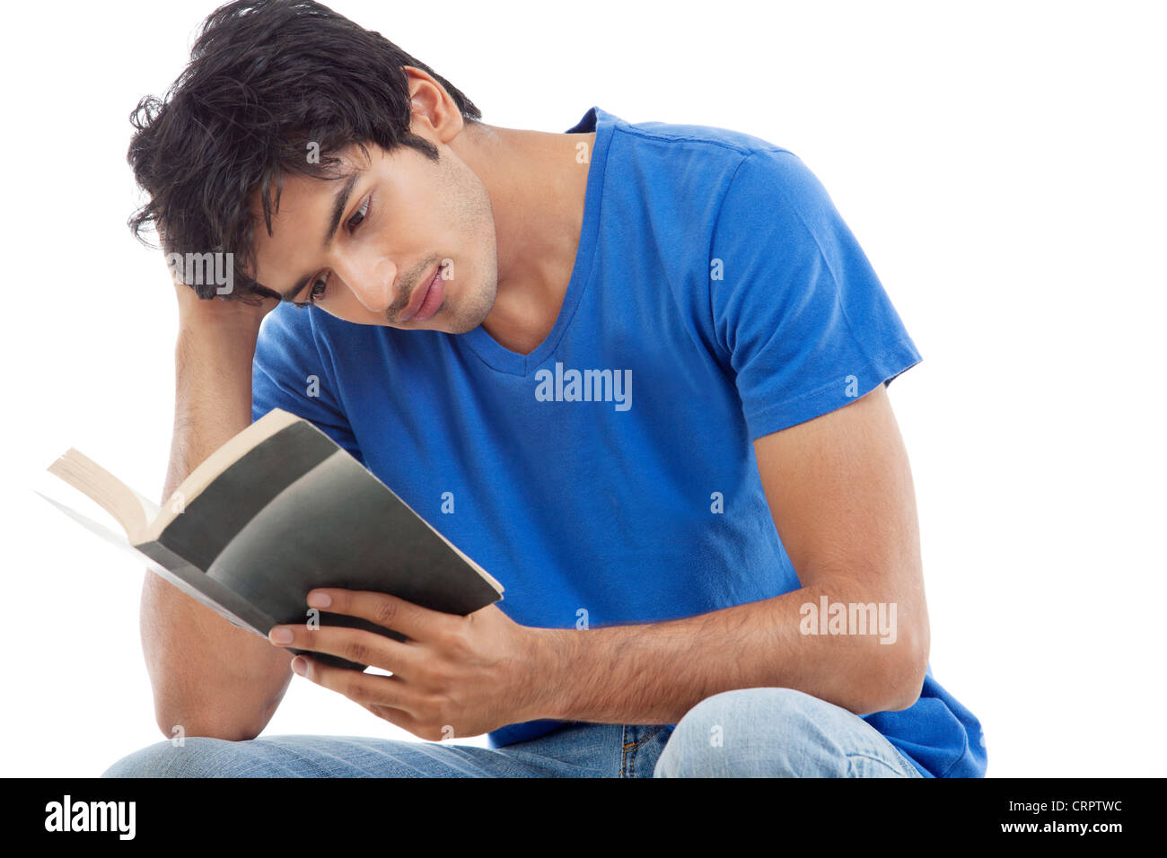 Giovane uomo la lettura di un libro interessante su sfondo bianco Foto Stock