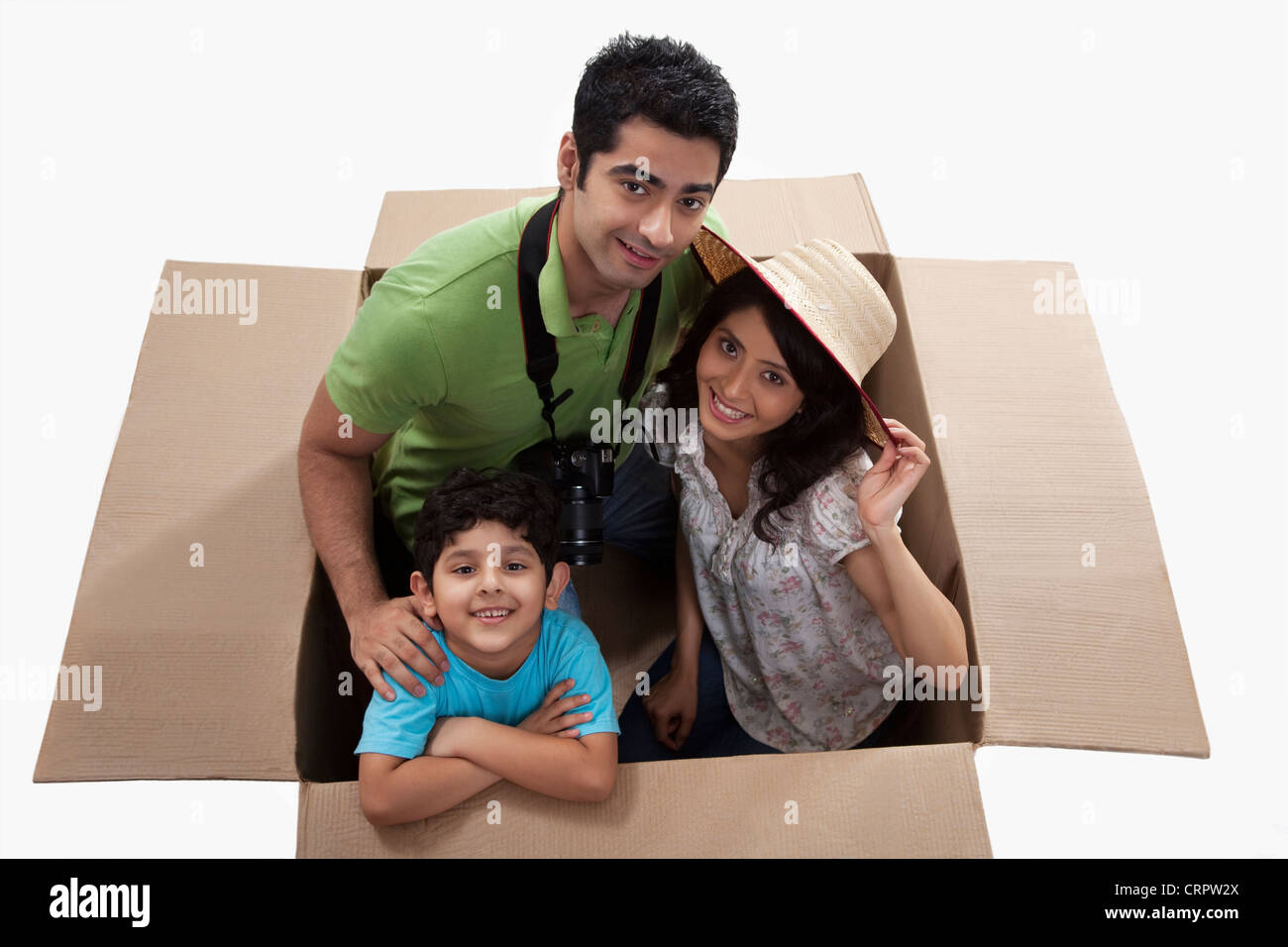 La famiglia felice in vacanza a sorridere all'interno di una scatola di cartone Foto Stock