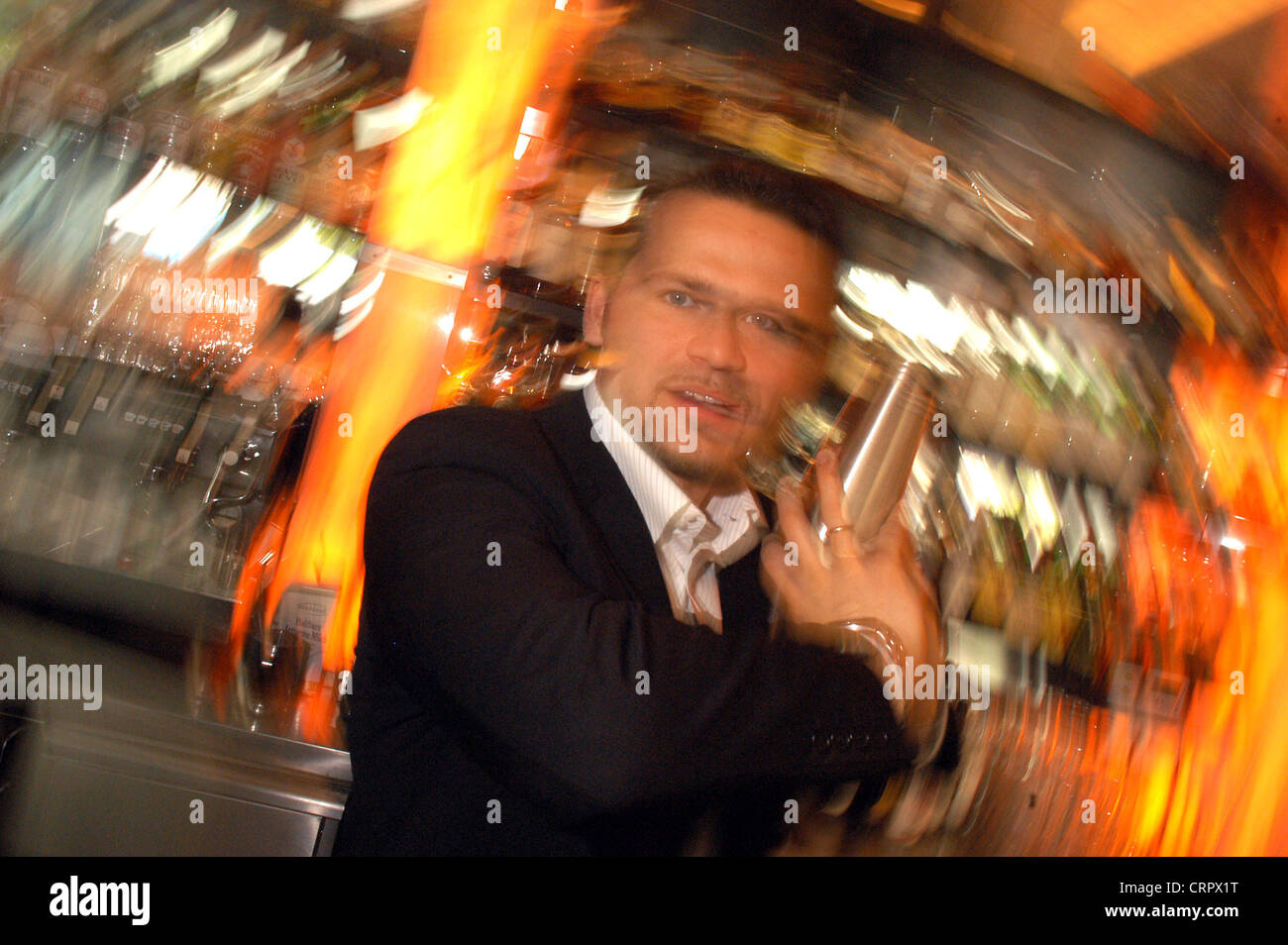 Barista cocktail mix, Berlino Foto Stock