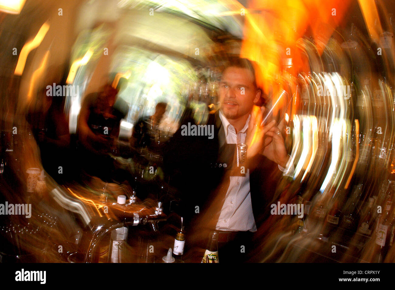 Barista cocktail mix, Berlino Foto Stock