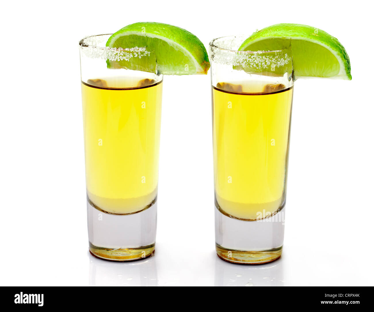 Colpo di Tequila oro con calce Slice su sfondo bianco Foto Stock