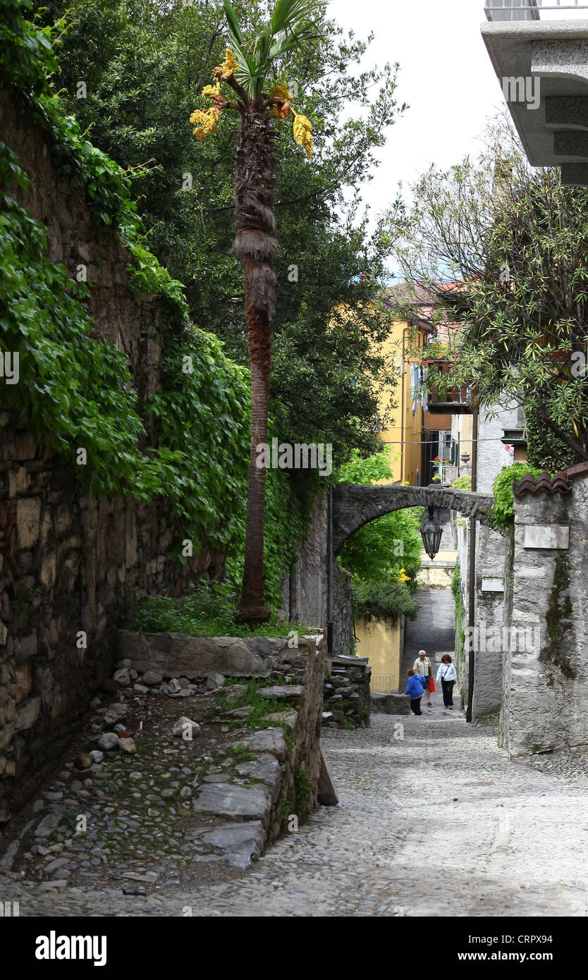 Il pittoresco e strette, ripide strade acciottolate della città di Varenna Lago di Como Laghi Italiani Italia Foto Stock