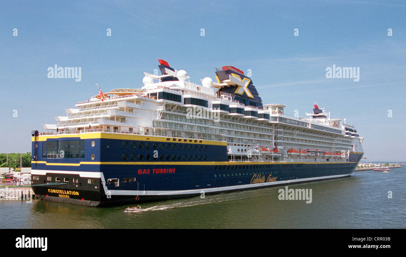 Lussuosa nave da crociera di costellazione in Warnemuende Foto Stock