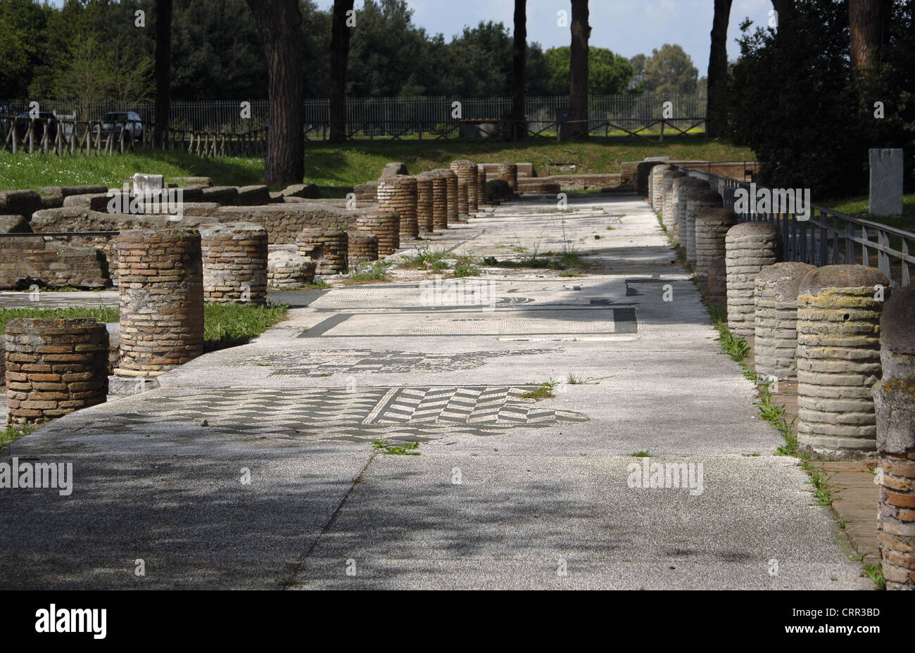 Ostia Antica. Piazza delle gilde o corporazioni. Panoramica. In prossimità di Roma. Foto Stock