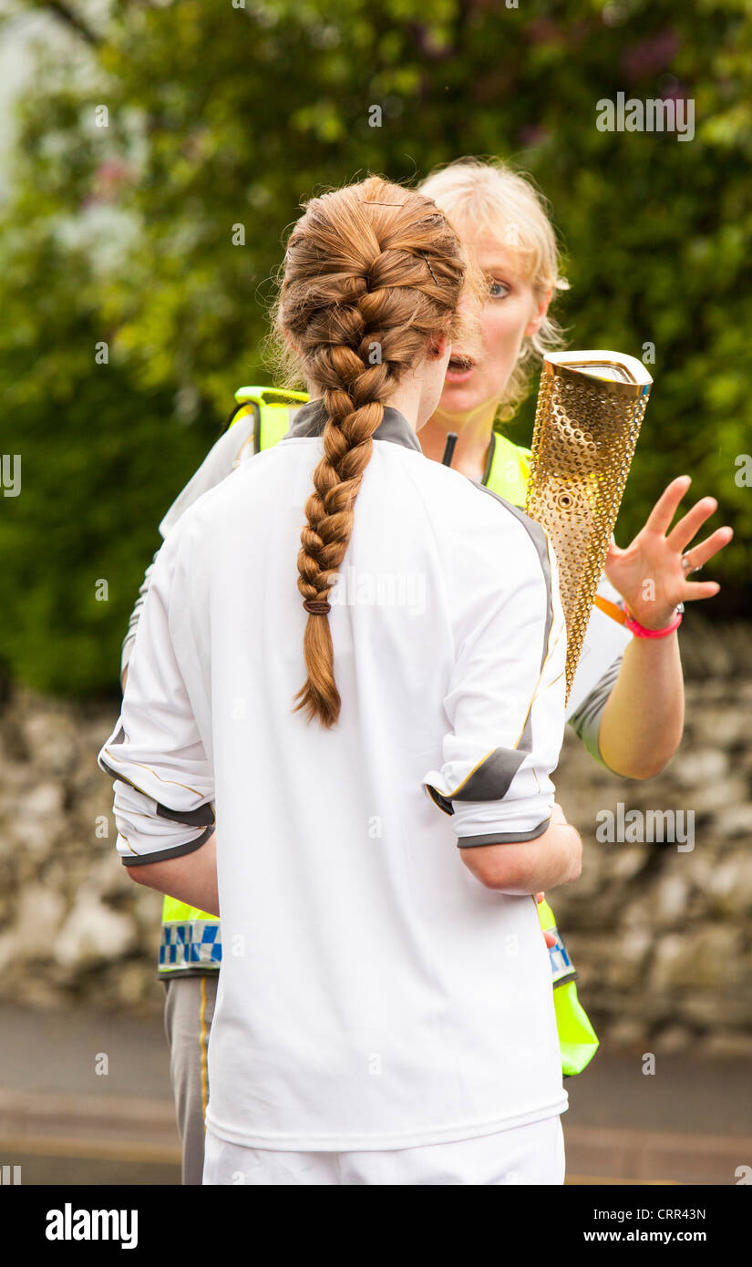 La fiamma olimpica voce attraverso Ambleside nel distretto del lago, UK. Foto Stock