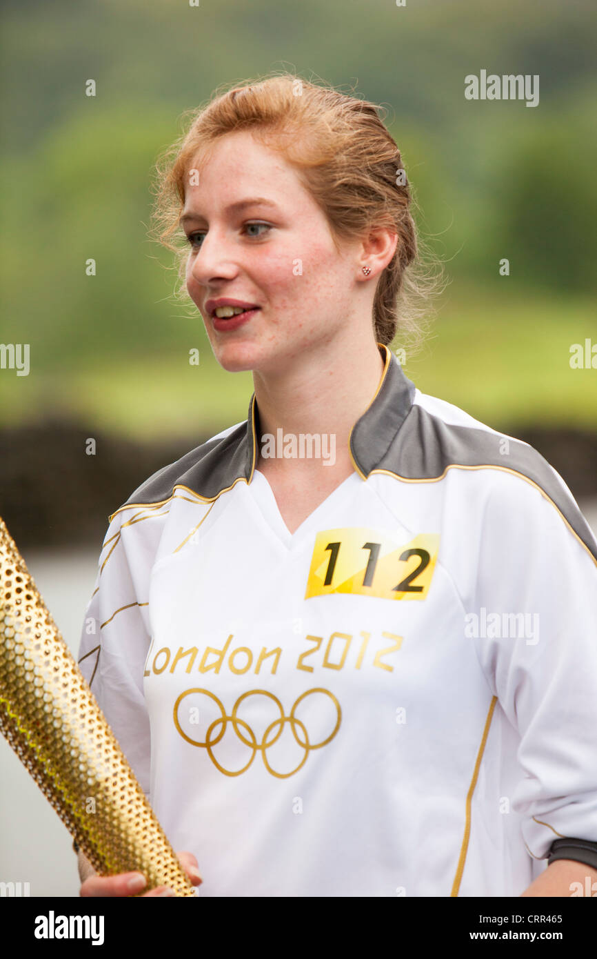 La fiamma olimpica voce attraverso Ambleside nel distretto del lago, UK. Foto Stock