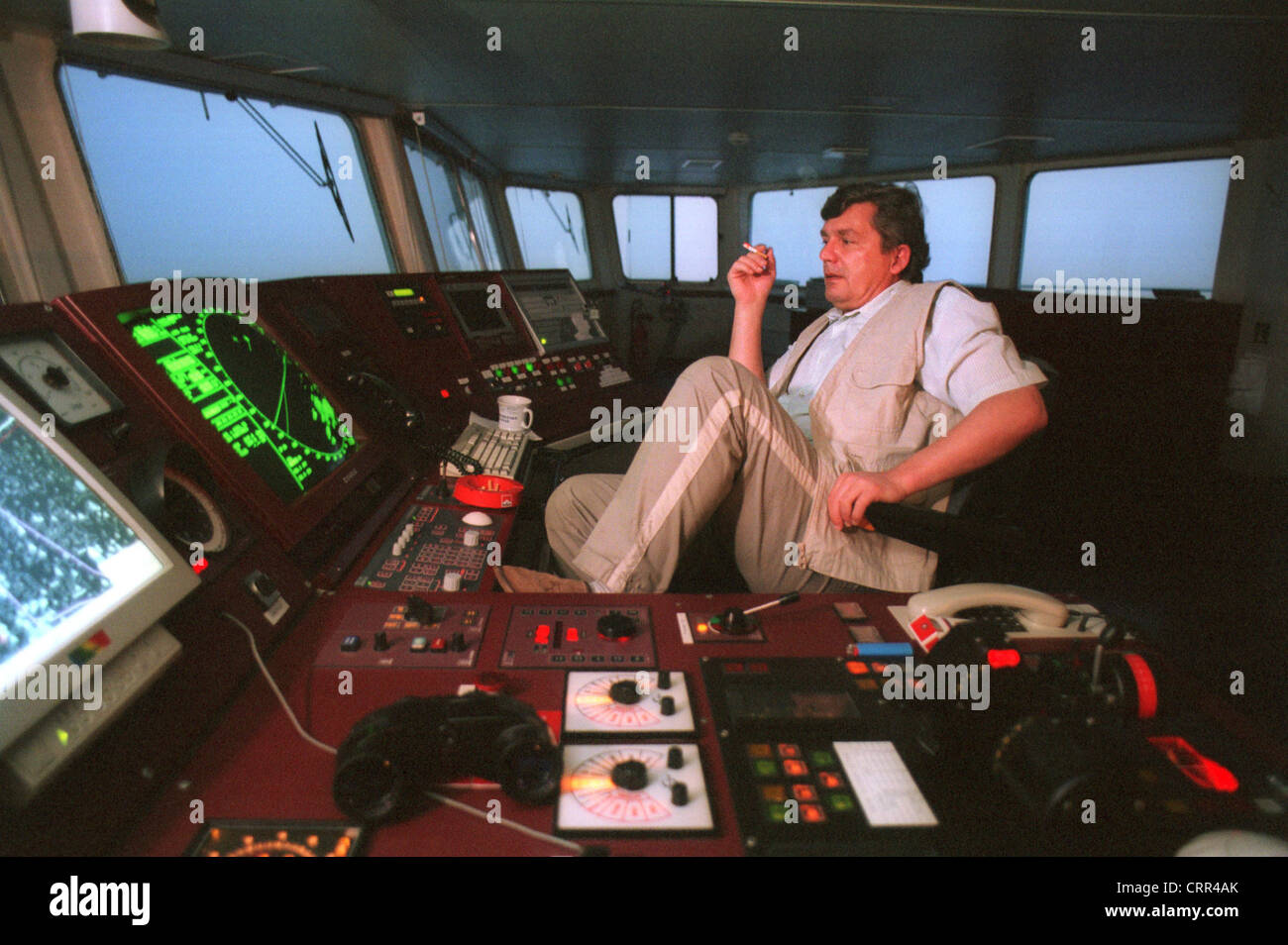 Guarda sul ponte, Baltico (Lettonia) Foto Stock