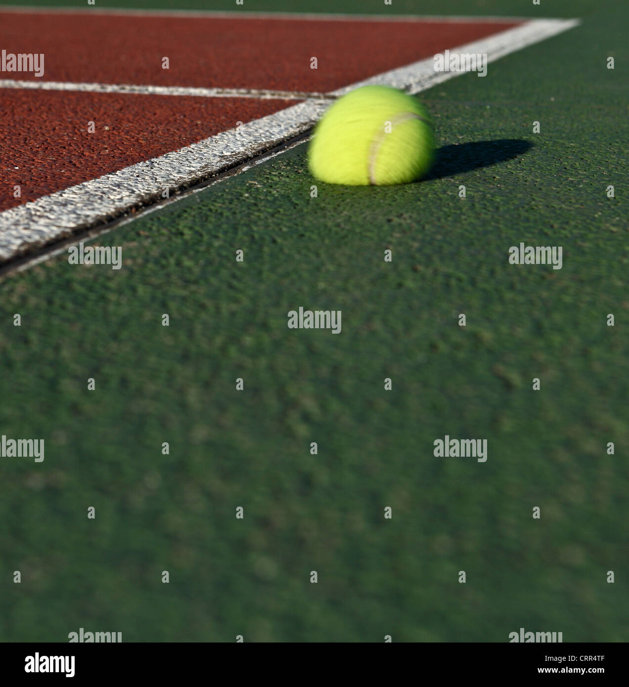 L'impatto - Tennis palla che rimbalza fuori del campo da tennis Foto stock  - Alamy