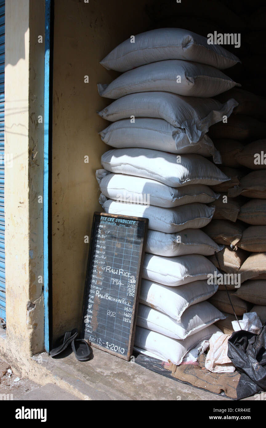 Sacchi di riso per la vendita in Kerala Foto Stock