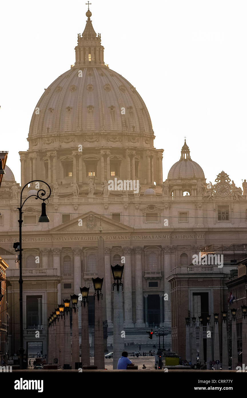 Europa Italia Lazio Lazio Roma Città del Vaticano San Pietro 's Cattedrale Una vista della Basilica da Via della Conciliazione Foto Stock