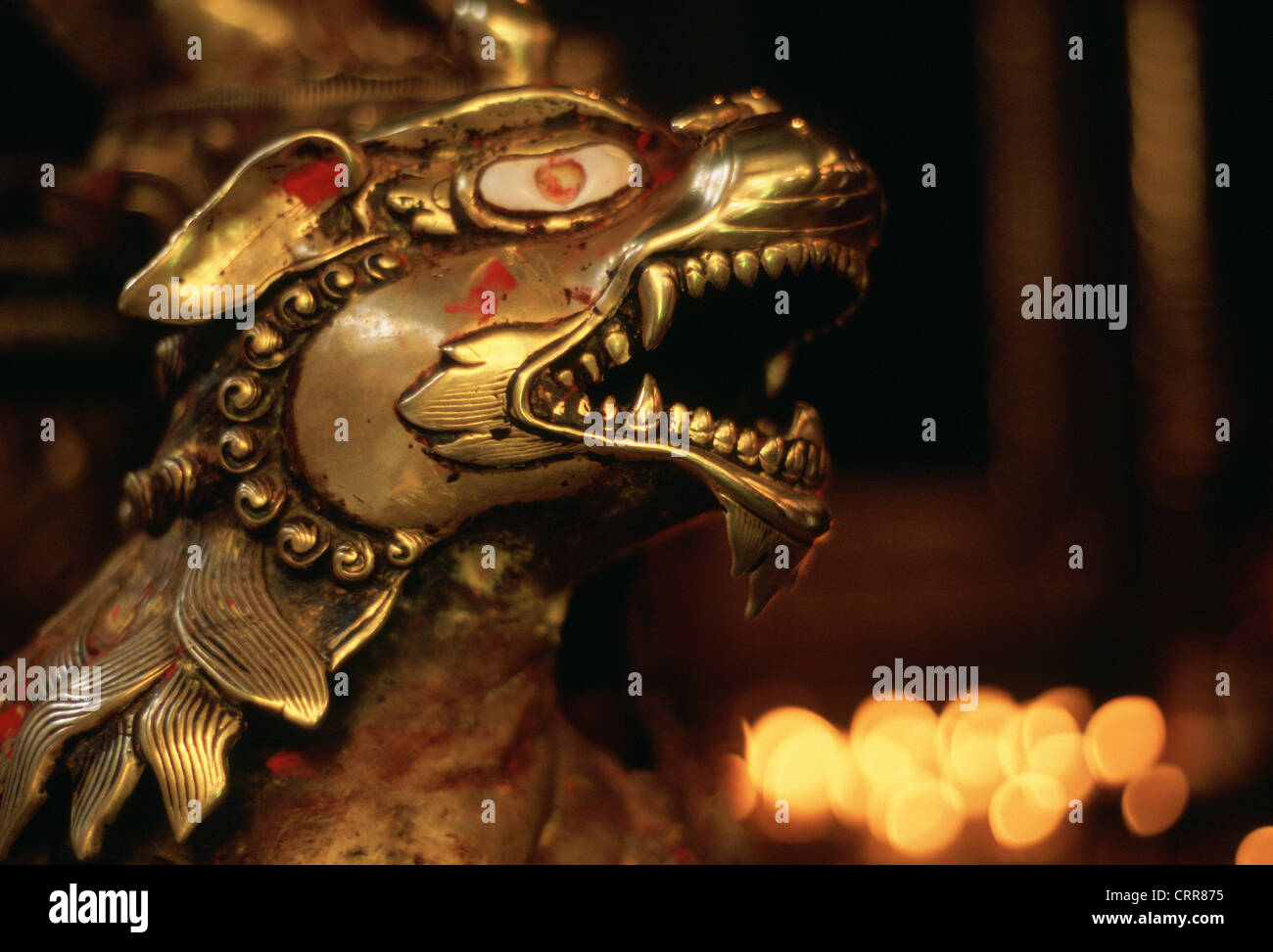 La scultura di un buddista animale mitologico realizzato in oro all'interno di un tempio newari ( Nepal) Foto Stock