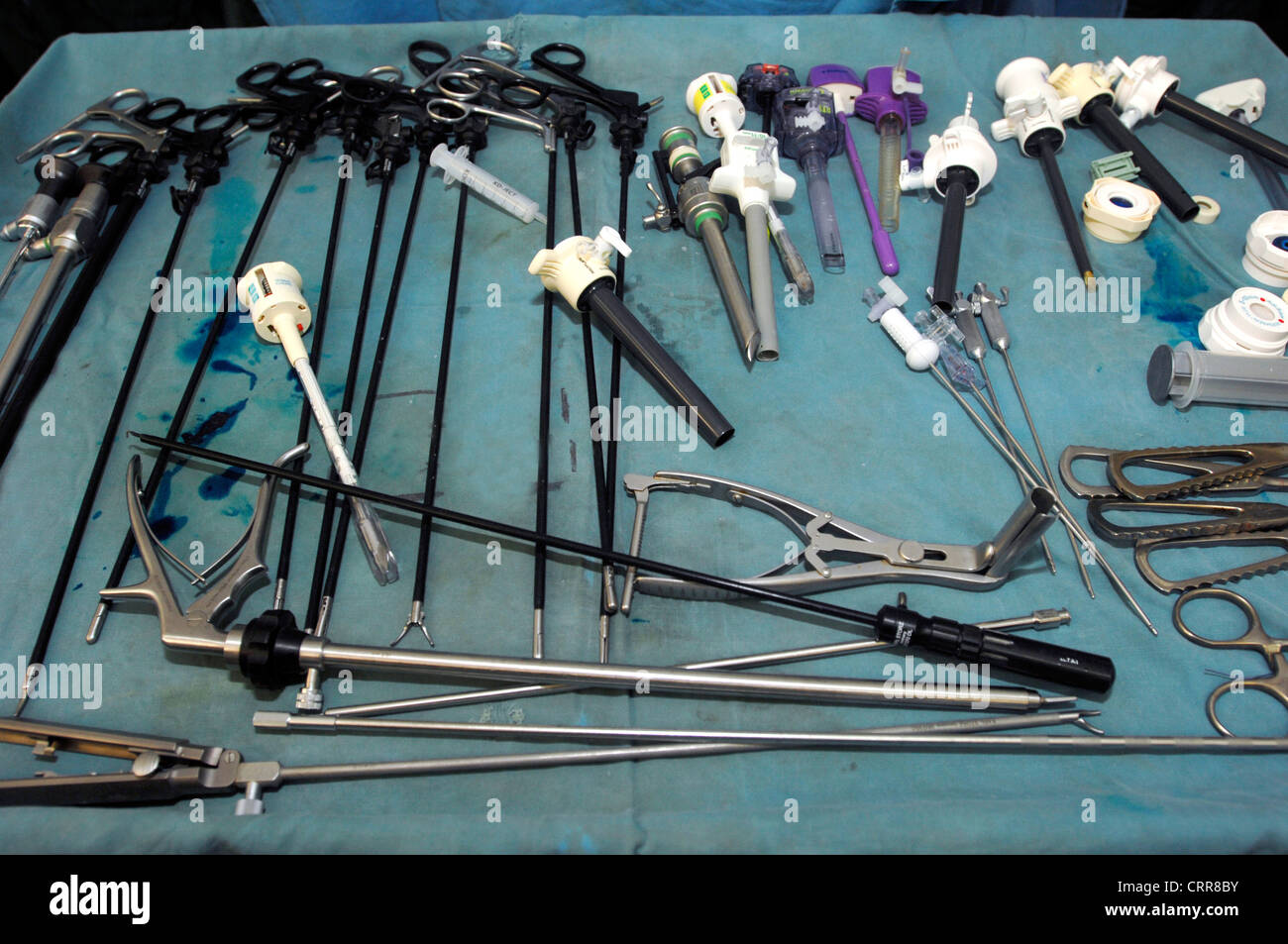 Una gamma di attrezzature laparoscopico utilizzato per la chirurgia. Foto Stock