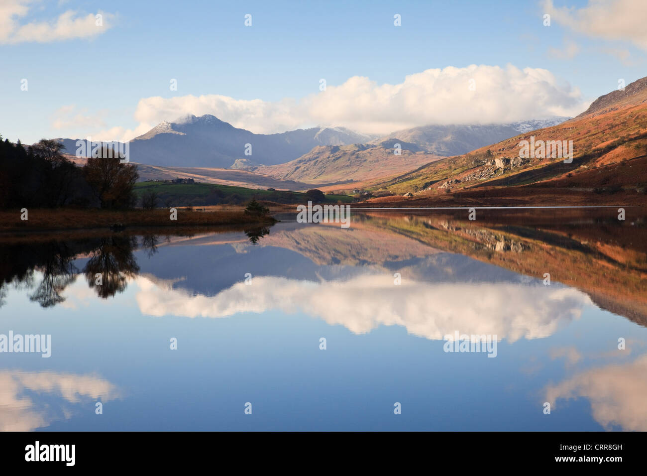 Riflessioni in Llynnau Mymbyr lago con vista a Mount Snowdon Horseshoe nel Parco Nazionale di Snowdonia in autunno il Galles del Nord Regno Unito Foto Stock