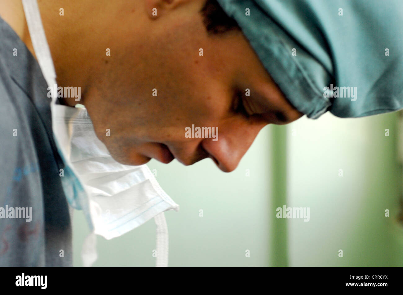 Chirurgo maschile igiene indossando un cappello e maschera di igiene. Foto Stock