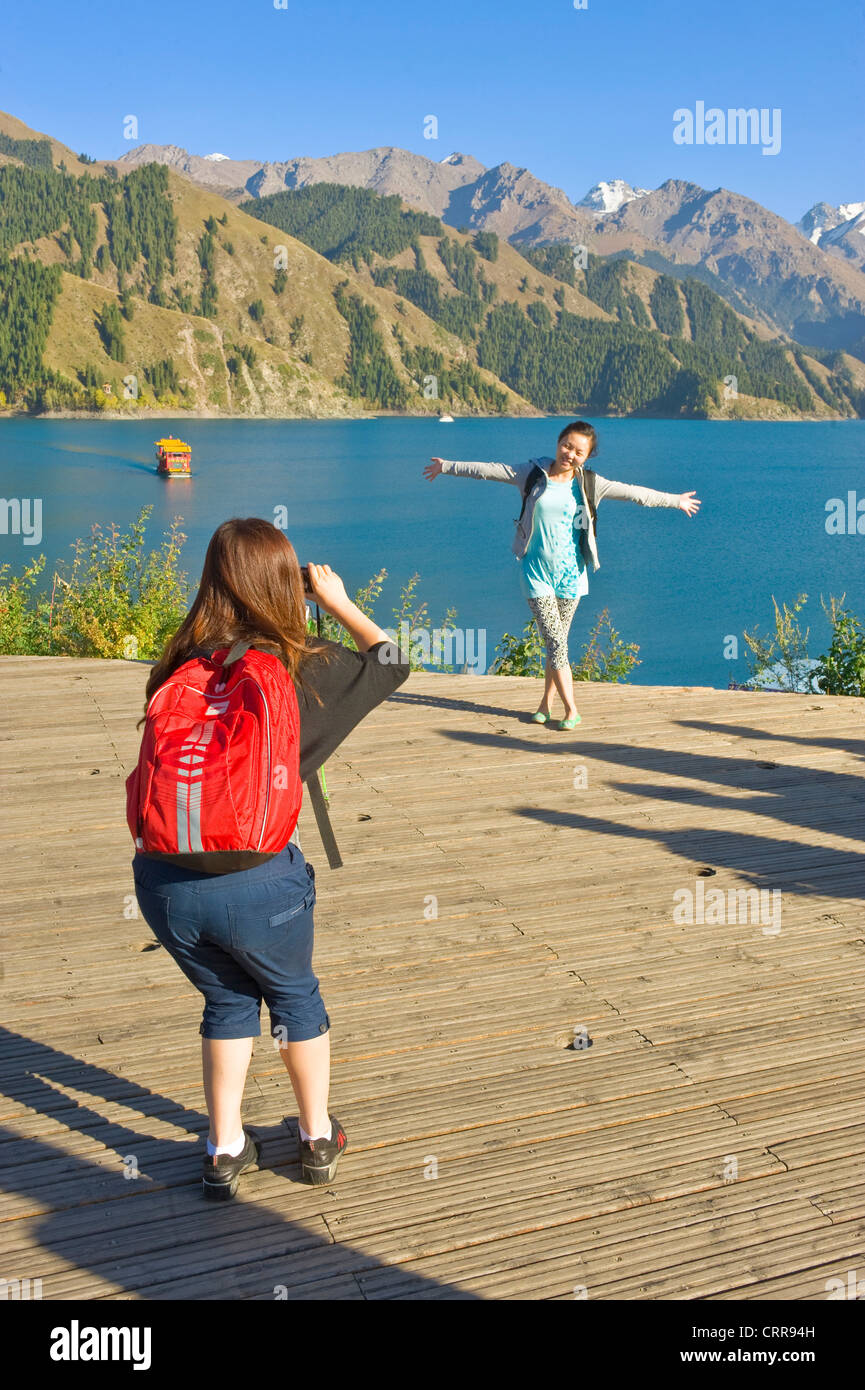 I turisti locali al lago celeste pongono per la telecamera in questo lago alpino beauty spot. Foto Stock