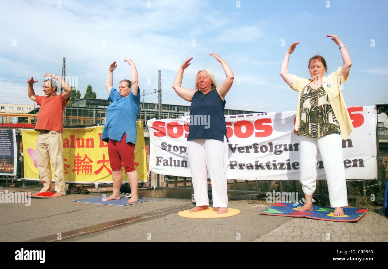 Il Falun Gong, pendente meditare pubblicamente a Berlino Foto Stock