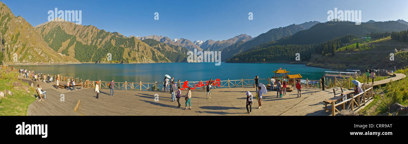 A 4 foto panoramiche di cucitura del turismo locale presso il ristorante cinese alpine beauty spot, lago celeste. Foto Stock