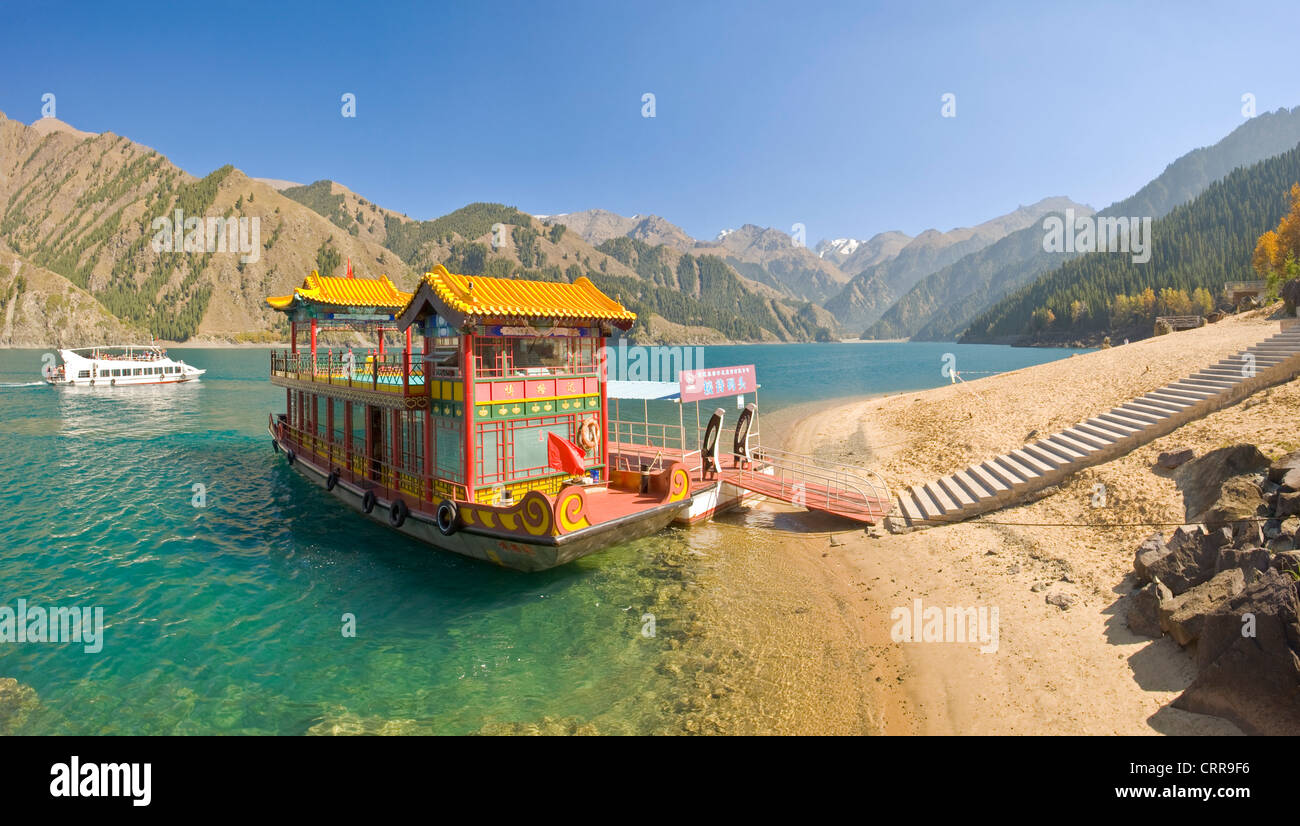 A 2 foto panoramiche di cucitura delle imbarcazioni turistiche presso il ristorante cinese alpine beauty spot, lago celeste. Foto Stock