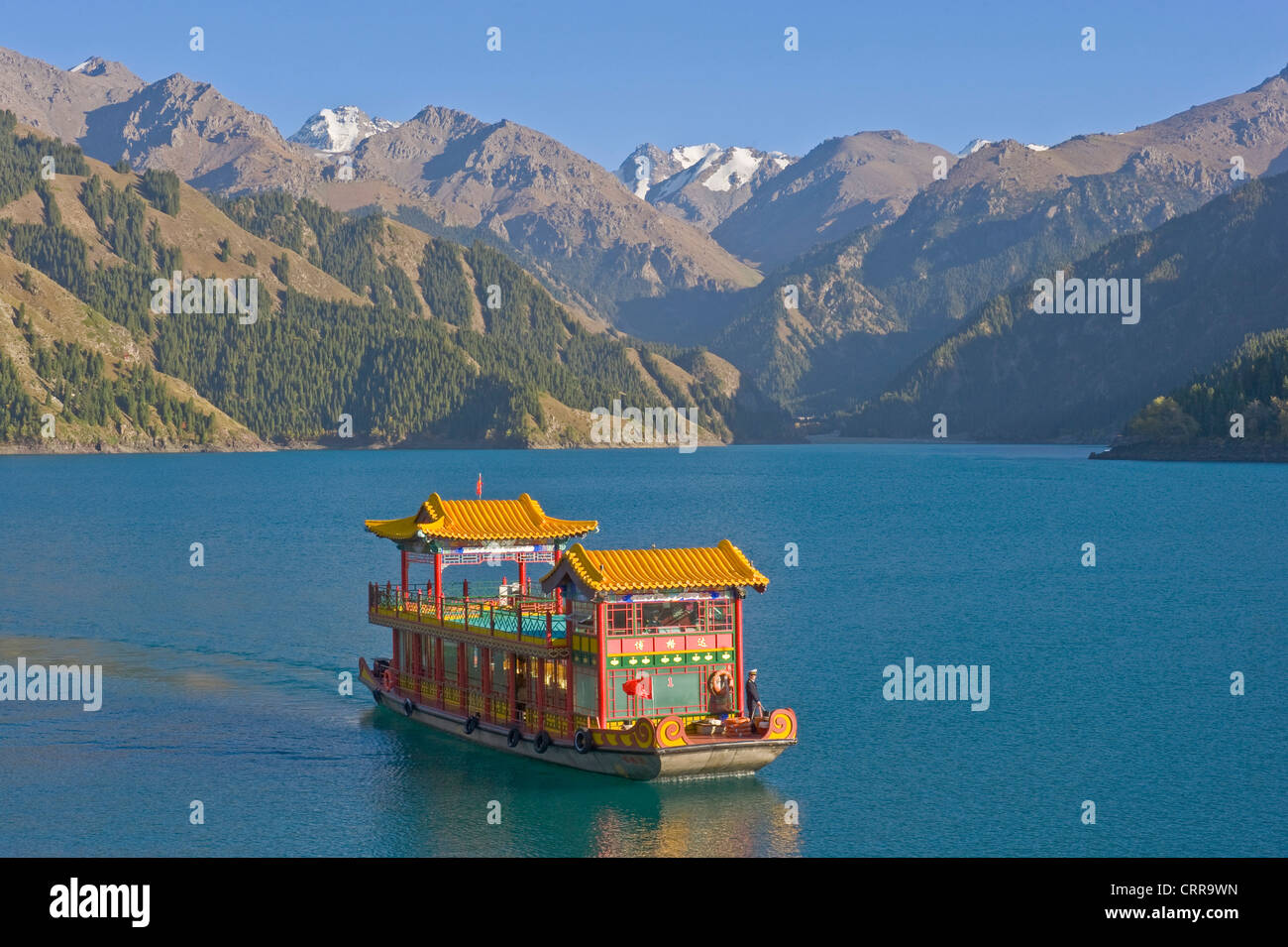 Uno stile tradizionale imbarcazione turistica presso il ristorante cinese alpine beauty spot del lago celeste. Foto Stock