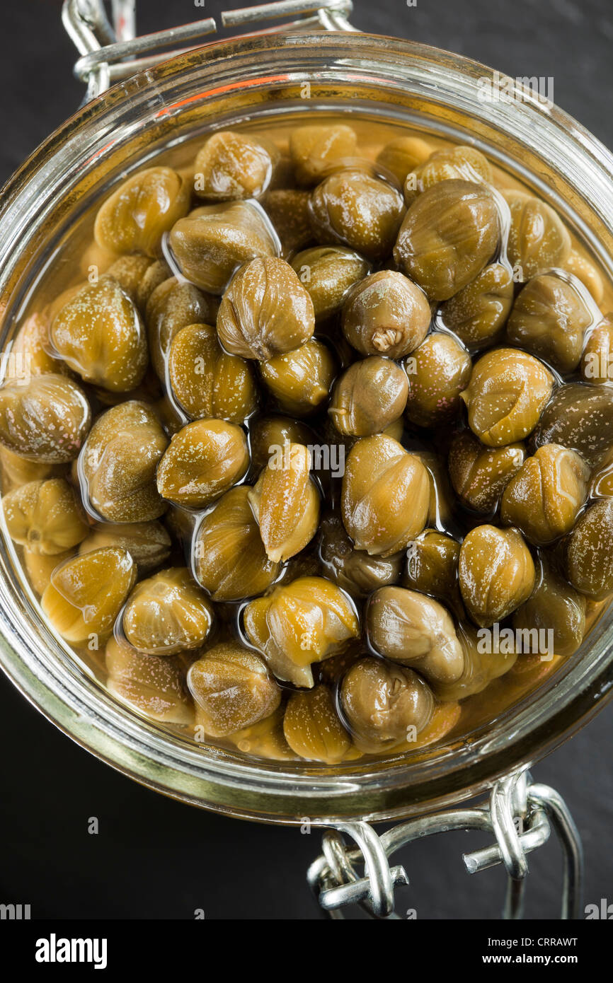 Capperi in vetro vaso di storage Foto Stock