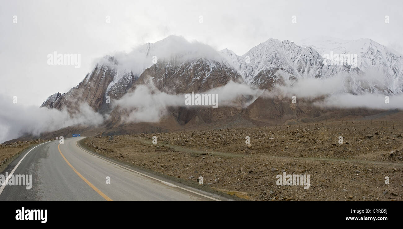 A 2 foto stitch vista panoramica che viaggiano lungo la Karakoram Highway che collega la Cina e il Pakistan. Foto Stock