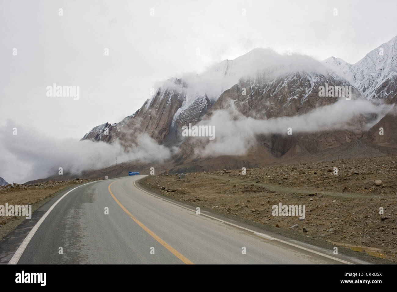 Una vista che viaggiano lungo la Karakoram Highway che collega la Cina e il Pakistan attraverso il Karakoram mountain range. Foto Stock