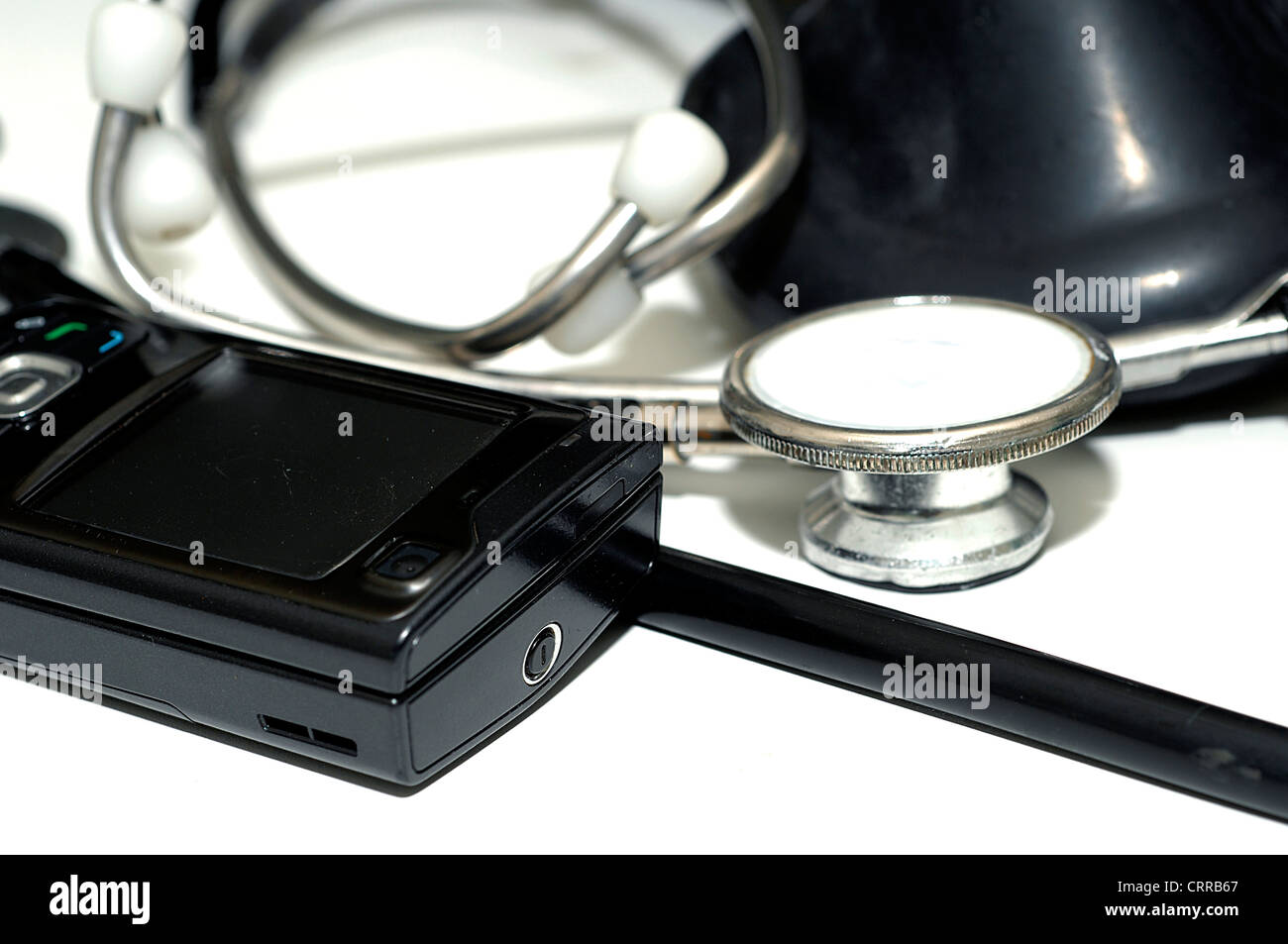 Un anestesista su chiamata del telefono mobile e uno stetoscopio. Foto Stock