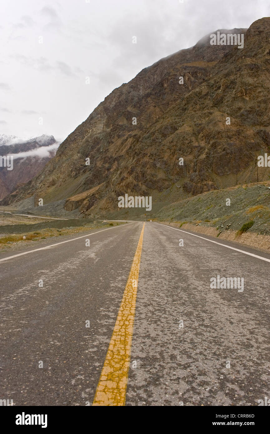 Una vista che viaggiano lungo la Karakoram Highway che collega la Cina e il Pakistan attraverso il Karakoram mountain range. Foto Stock