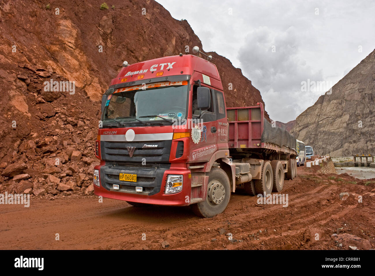 Una vista di veicoli che viaggiano lungo la Karakoram Highway che collega la Cina e il Pakistan dopo una frana. Foto Stock