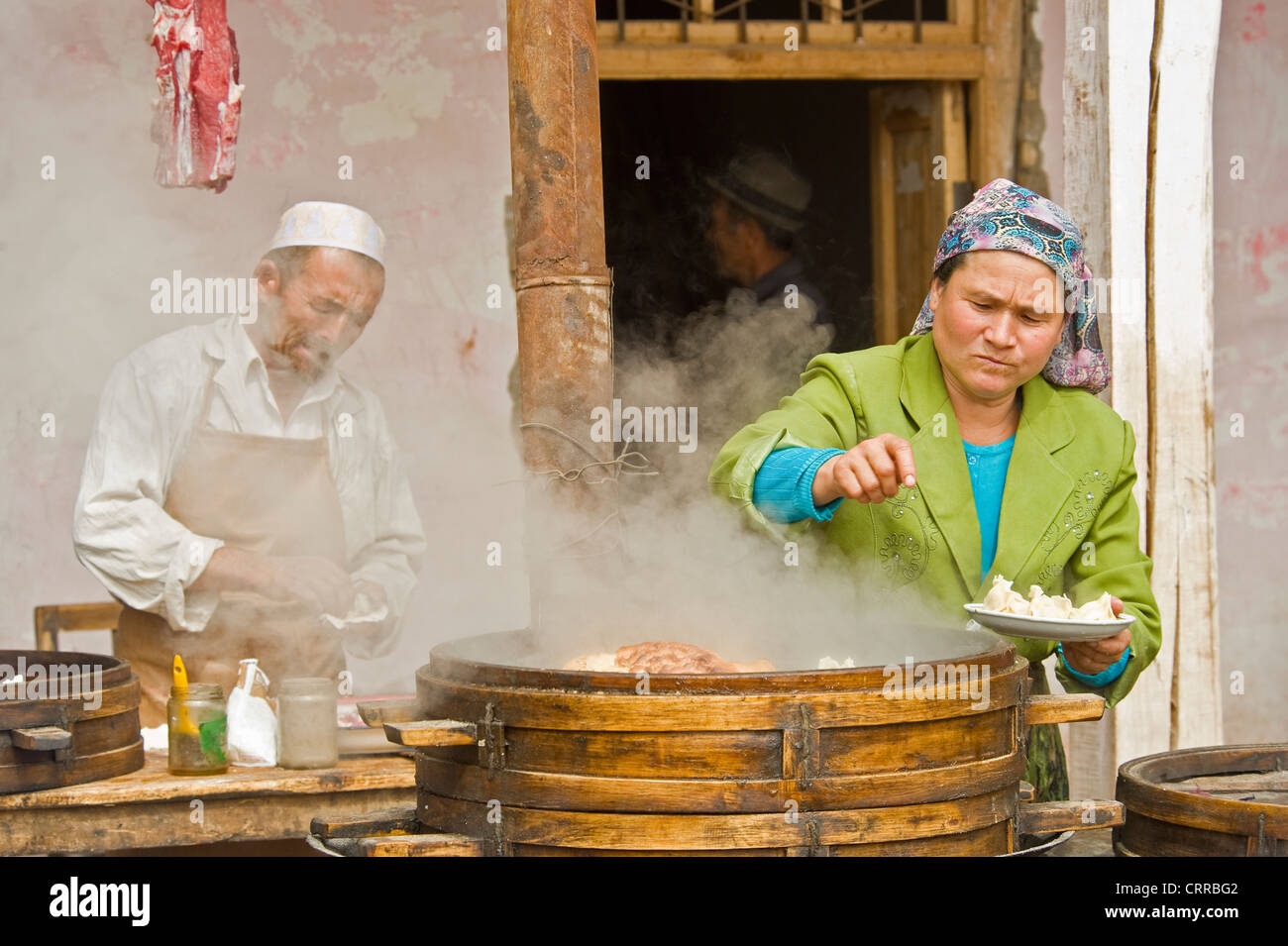 Uyghur famiglia cinese prepara uno spuntino cibo 'Shou La Mian' - da vendere al mercato locale nella piccola cittadina di Upal, Cina. Foto Stock
