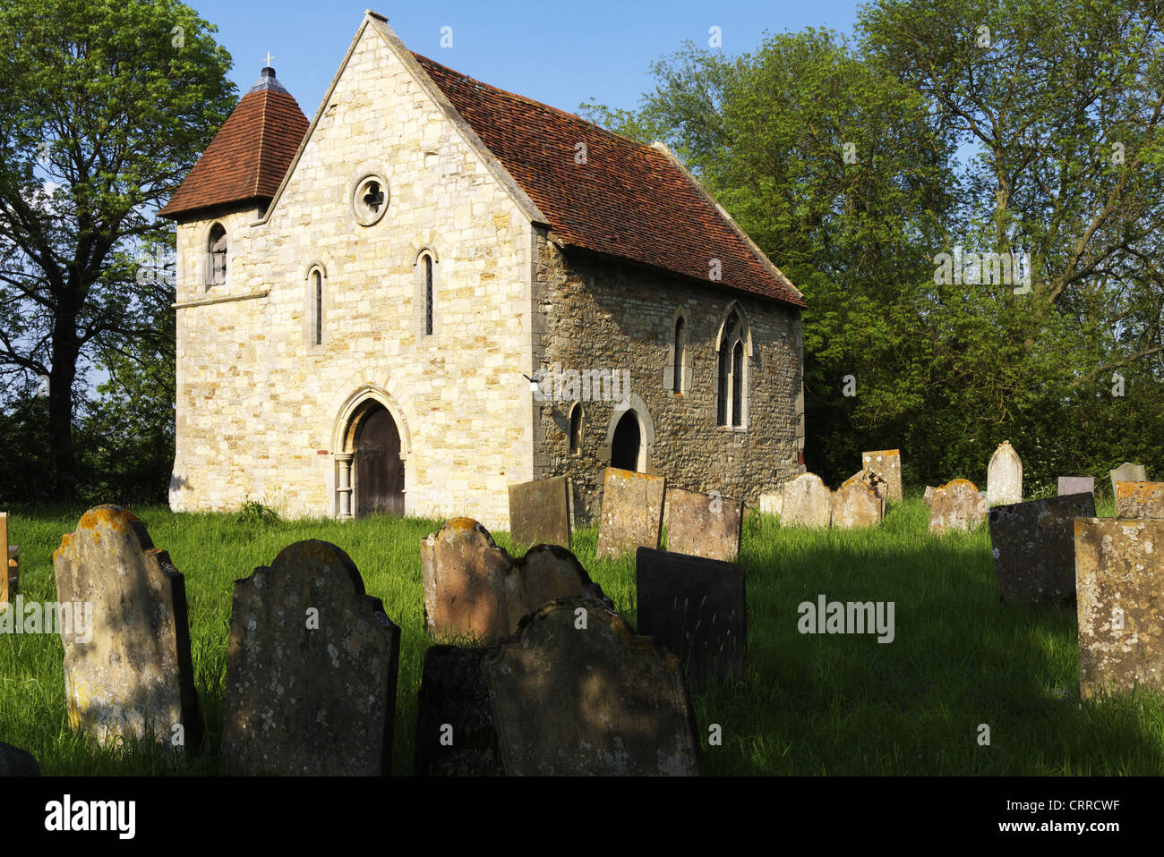 Villaggio Chiesa in cantiere grave in un giorno caldo Foto Stock