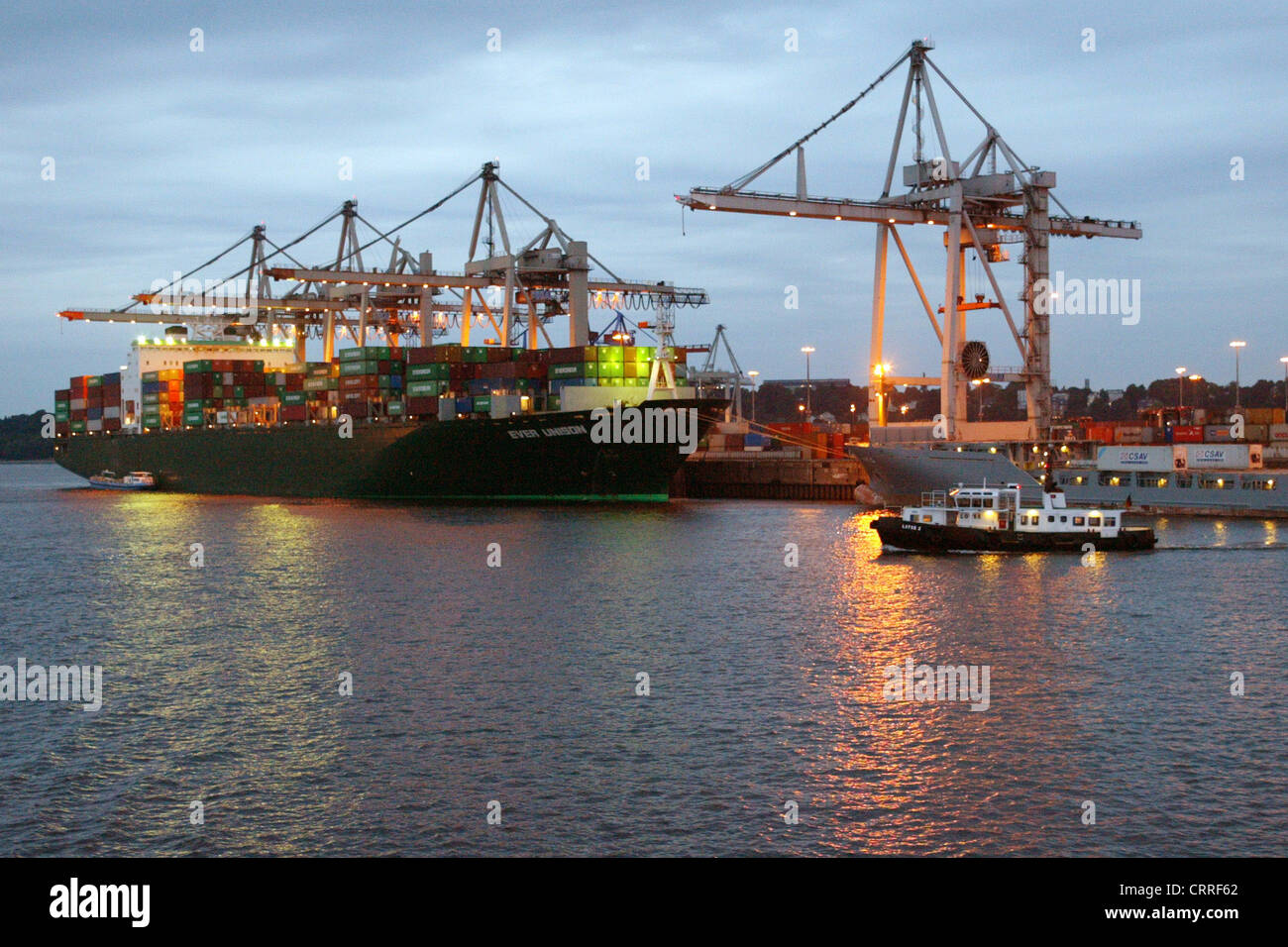 Il contenitore porto di Amburgo nella luce della sera Foto Stock