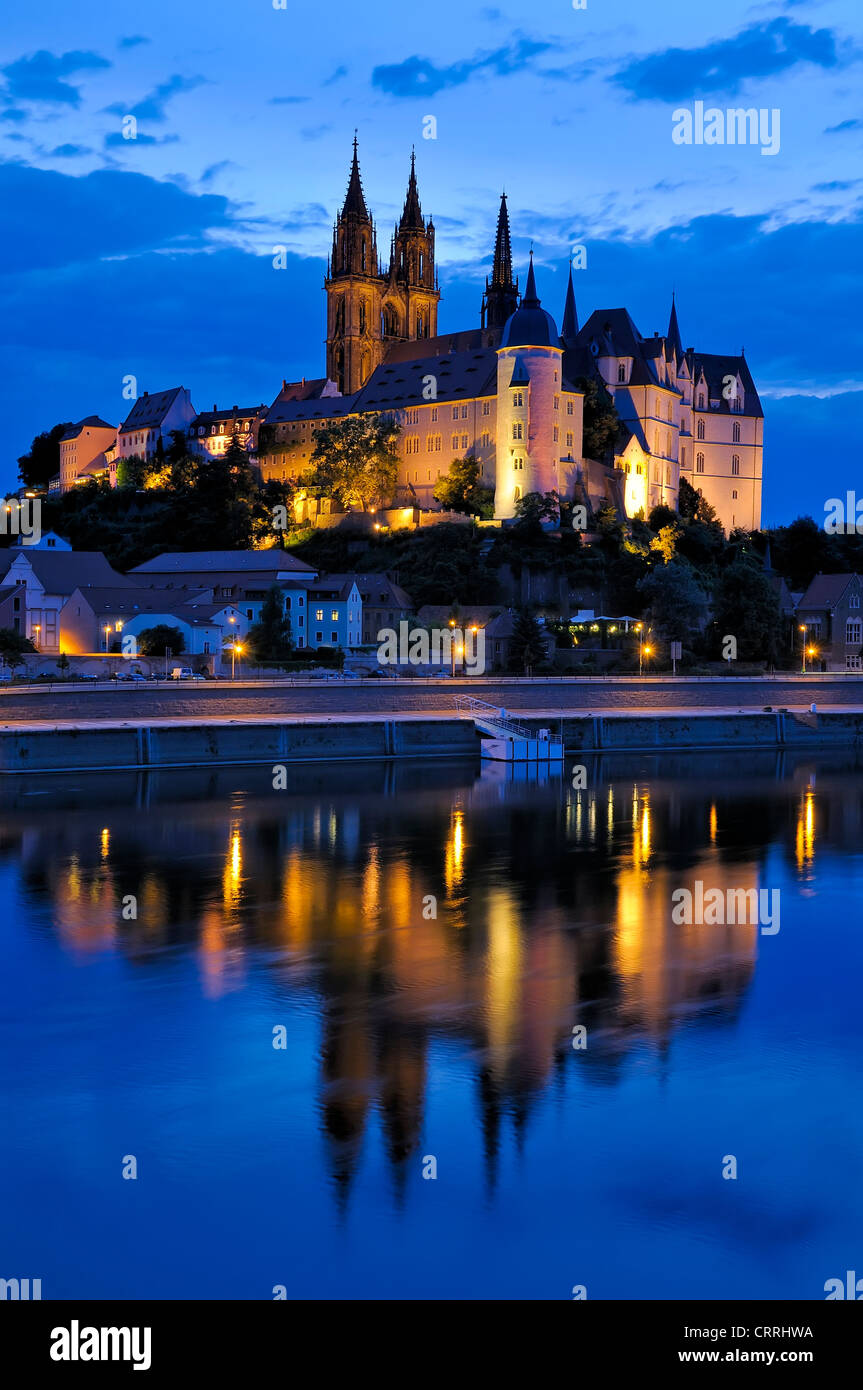 In Ablrechtsburg Meissen durante la notte con la riflessione in acqua Foto Stock