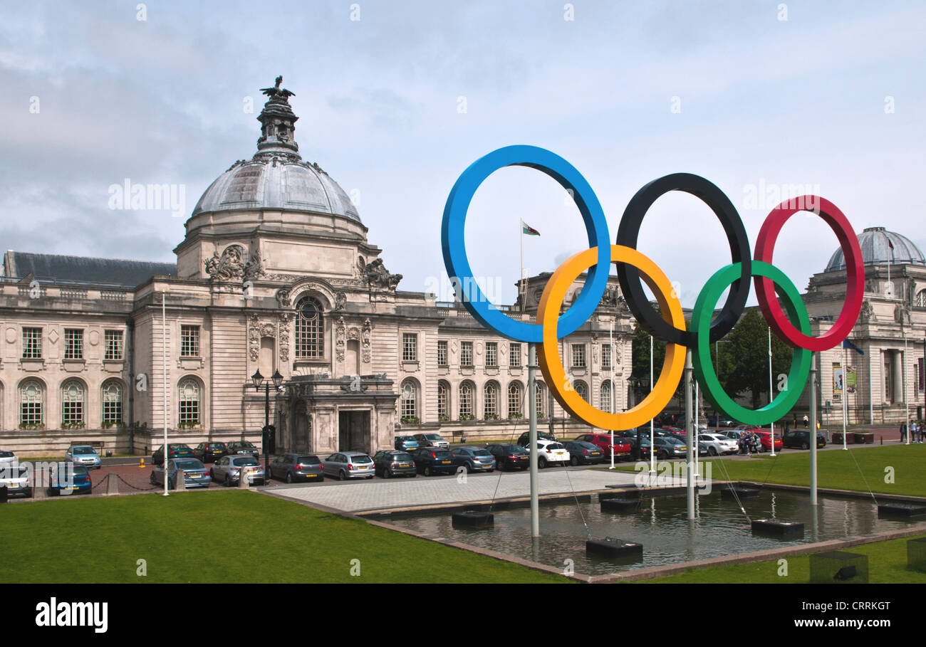 Municipio di Cardiff con gli anelli olimpici esterna in estate di 2012, il Galles. Foto Stock