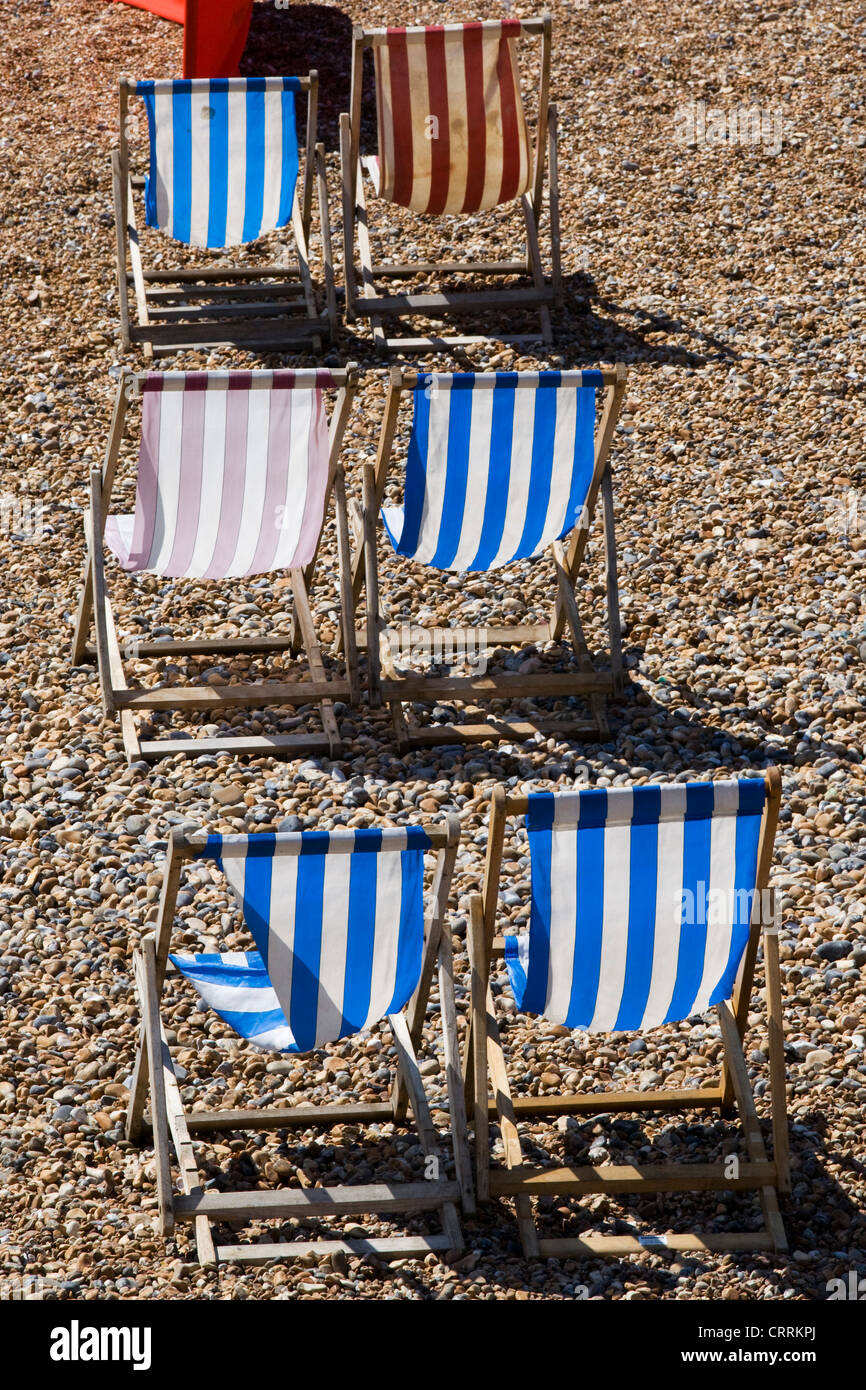 Sdraio sulla spiaggia di ciottoli della città di Brighton e Hove città balneare sulla costa meridionale della Gran Bretagna REGNO UNITO Foto Stock