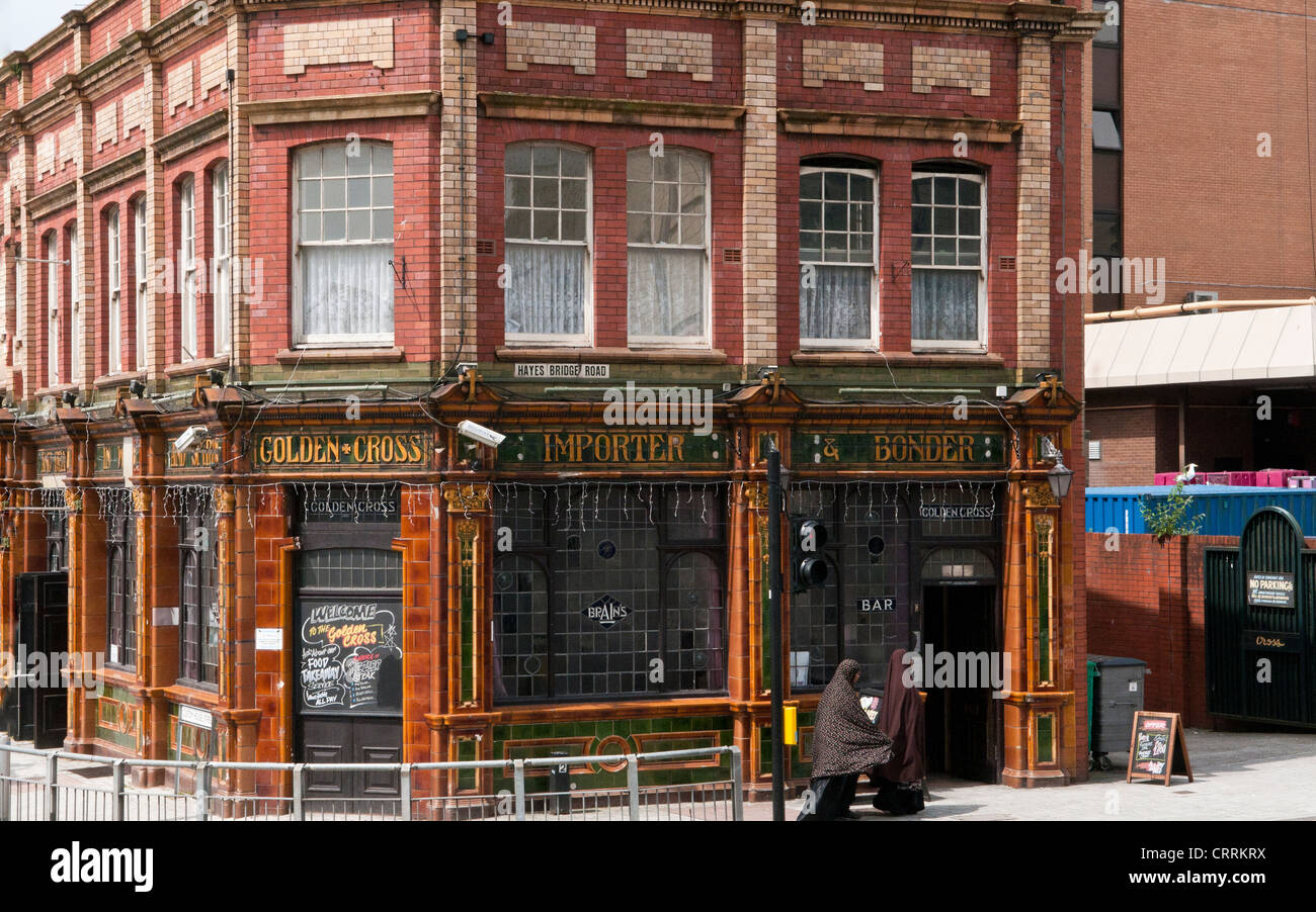 La Croce d'oro, un elencati public house a Cardiff, Galles, con una famosa facciata di piastrelle Foto Stock