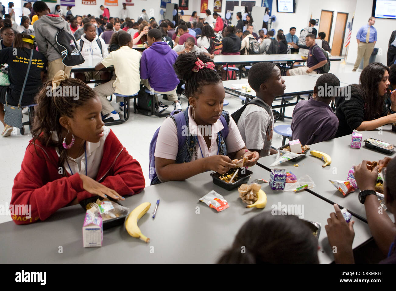 Gruppi di studenti di interagire durante il pranzo presso un pubblico scuola charter a Houston, Texas Foto Stock