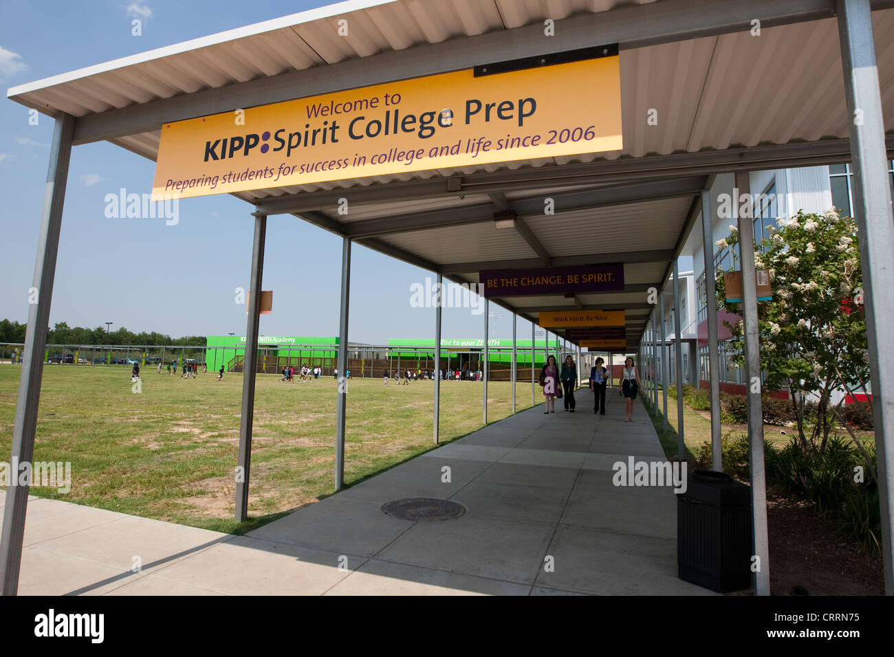 Cartelli con frasi positive sul campus della KIPP Sunnyside High School, un pubblico scuola charter a Houston, Texas Foto Stock