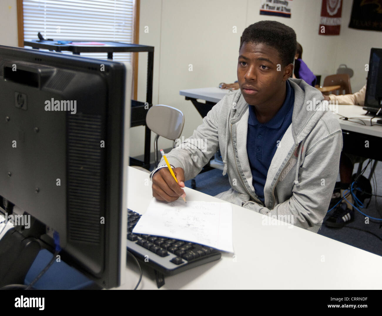 Afro-americano di studente nel computer di laboratorio presso un pubblico di carta di alta scuola in Houston, Texas Foto Stock