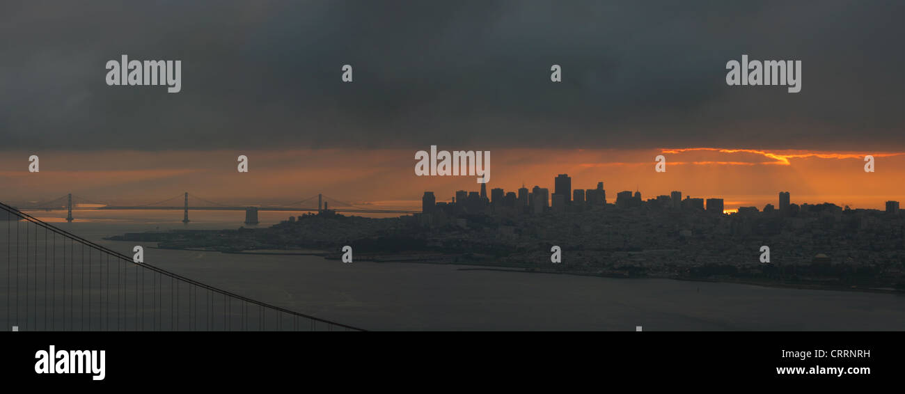 Panorama del centro cittadino di San Francisco in un giorno nuvoloso Foto Stock