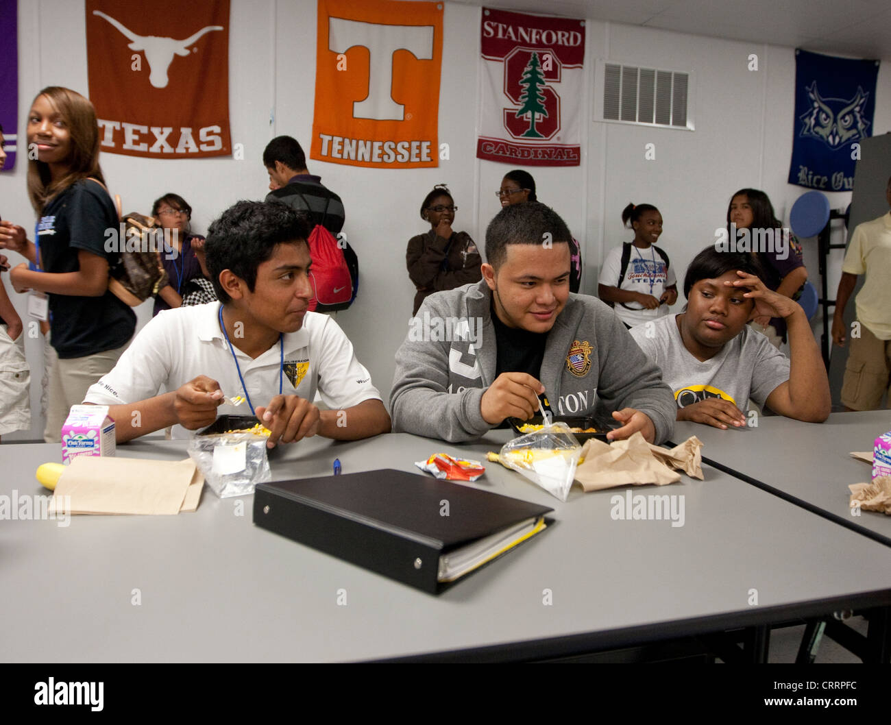 Gruppi di studenti di interagire durante il pranzo presso un pubblico scuola charter a Houston, Texas Foto Stock