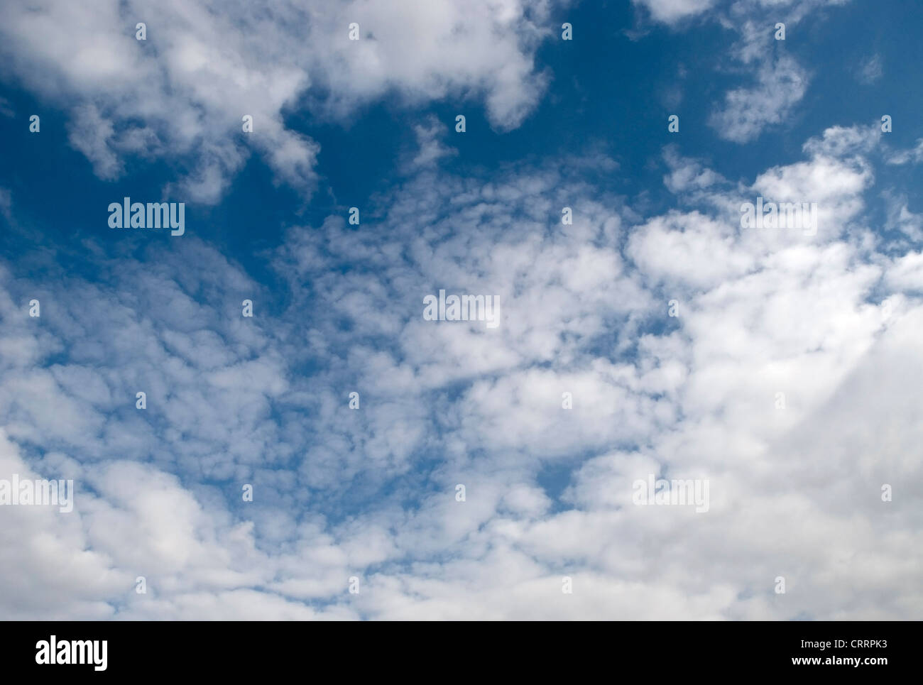Cielo azzurro coperto da nuvole Foto Stock