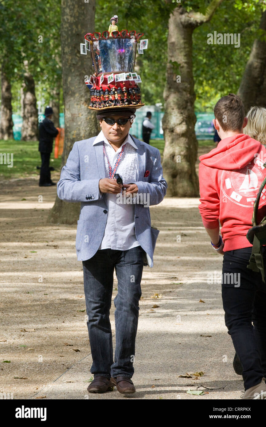 Uomo che indossa un cappello decorato in onore del Queens diamond Giubileo a Londra Foto Stock