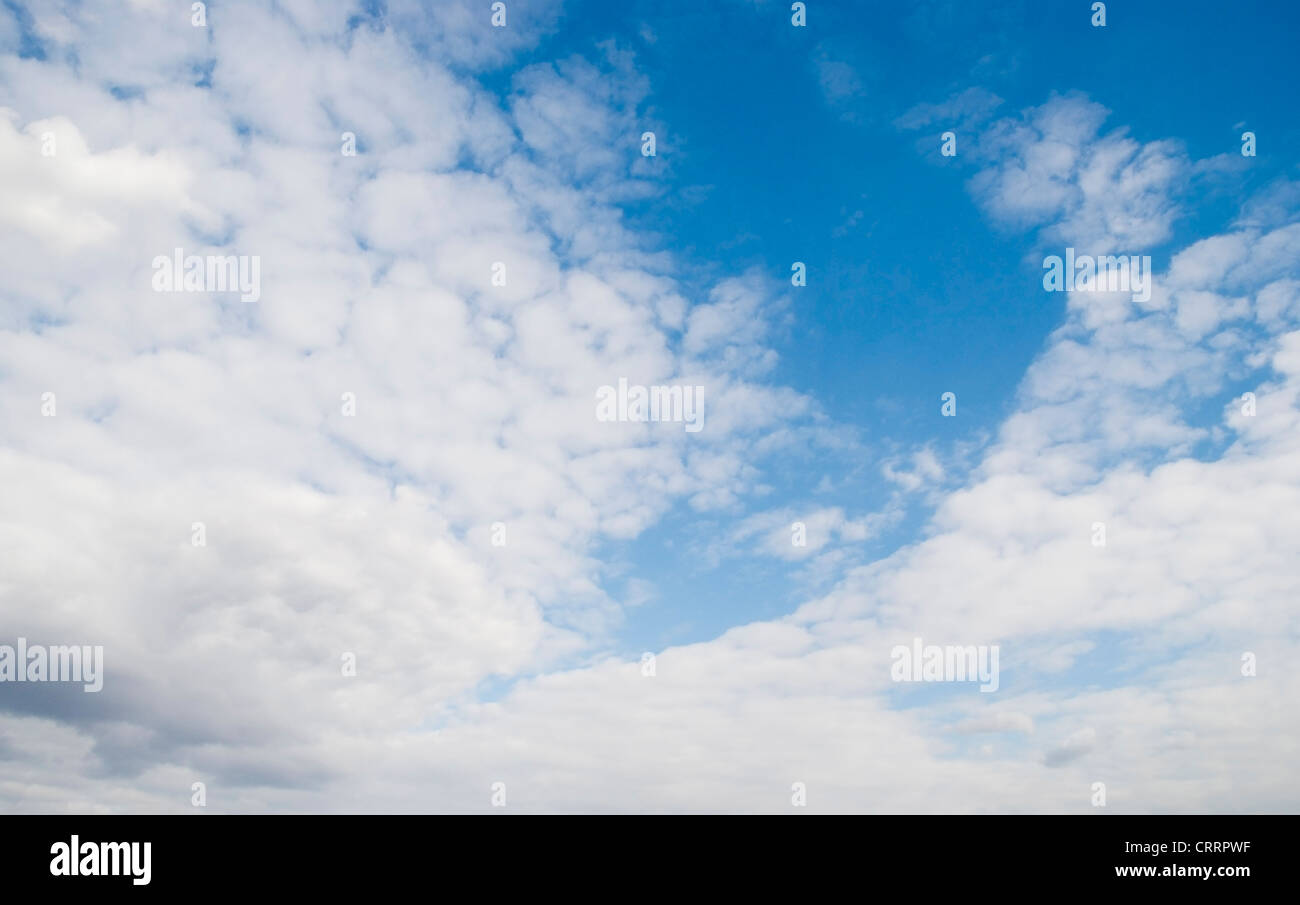 Cielo azzurro coperto da nuvole Foto Stock